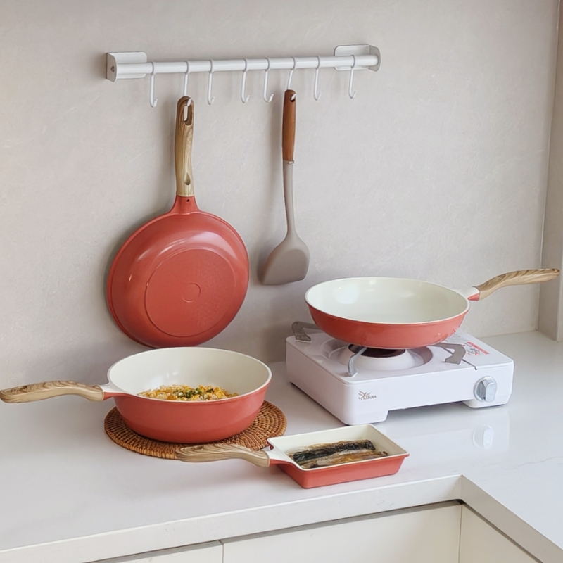 Cookware frying pans